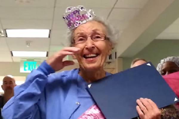 Медсестра в США отметила 90-летний юбилей на работе