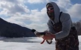 Рыбак вытащил из проруби утку, которая пряталась подо льдом