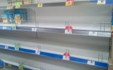 Продуктовая паника в Украине: люди сметают товары с полок супермаркетов