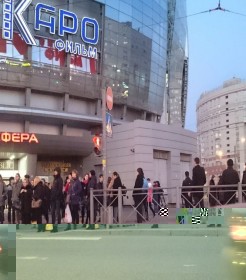 Из торгового центра «Атмсфера» на Комендантской площади в Петербурге эвакуируют посетителей