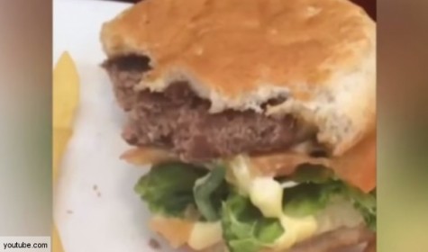 Посетительница английского кафе получила гамбургер с живой начинкой