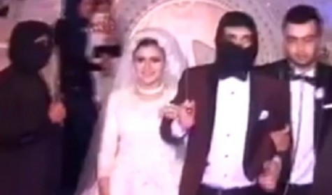 Египетская пара отпраздновала свадьбу в стиле «Исламского государства»