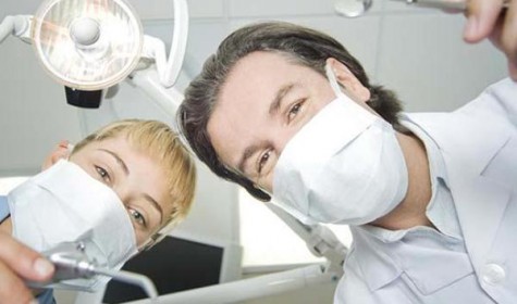 Стоматолога, удалившего женщине 20 зубов, судят за убийство