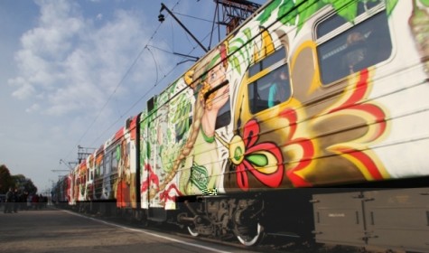 Туристов в Сингапуре отлупят палками за разрисованный поезд