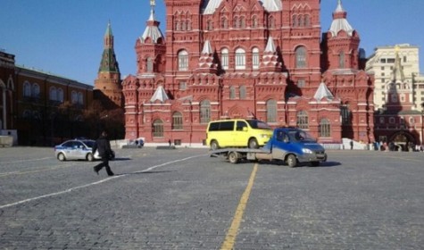 Эвакуаторщик спасся от разъяренного водителя на Красной площади