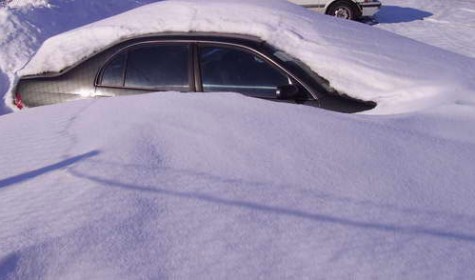 Автовладелец показал креативный метод чистки машины от снега