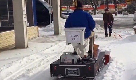 В американском городе моторизированный унитаз почистил улицу от снега