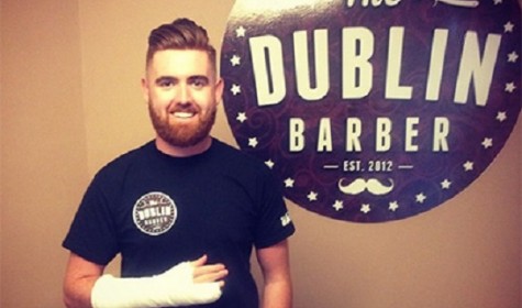Ирландский парикмахер бесплатно стрижет бездомных на улицах