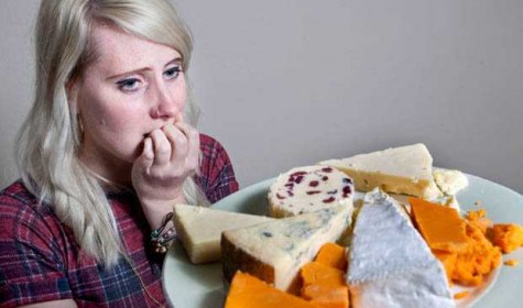 Боязнь сыра заставляет женщину паниковать и плакать
