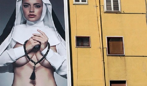 В Неаполе перед визитом Папы Римского установили огромный билборд с полуголой «монашкой»