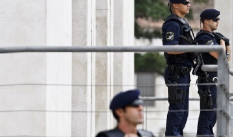 Португальского полицейского посадят в тюрьму за стриптиз с табельным оружием