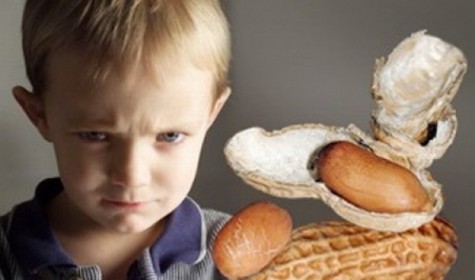 Медики рассказали, почему детям полезно кушать арахис