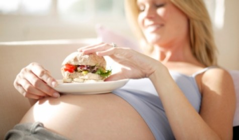 Во время беременности не стоит есть много жирной пищи