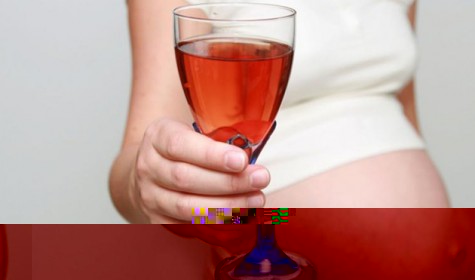 Стало известно, чем опасно вино во время беременности