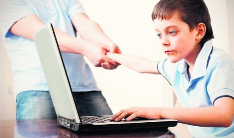 Выяснилось, как помочь ребенку избежать интернет-зависимости