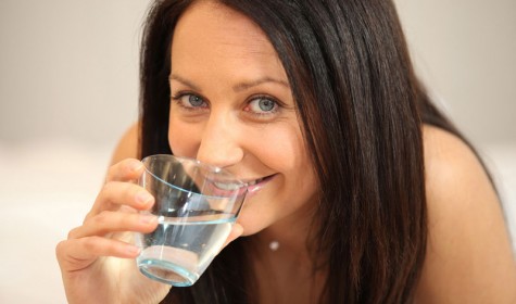Выяснилось, сколько и почему нужно выпивать воды каждый день