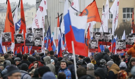 Шествие в память о Борисе Немцове разделилось на несколько больших групп 
