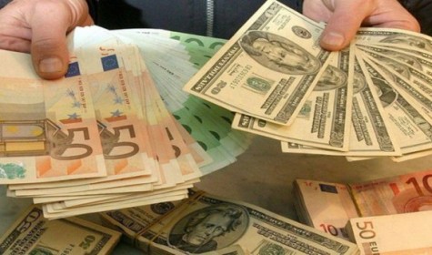 Центробанк России: почти на рубль снизился официальный курс валют