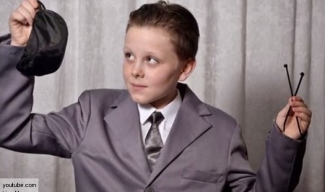11-летнего мальчика выгнали из школы за костюм героя «50 оттенков серого»