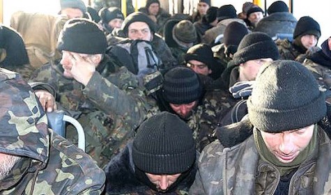 ДНР: украинские военнопленные едут на автобусе к месту обмена 
