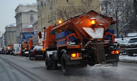 8 тысяч единиц спецтехники выехали на борьбу с гололедом и снегопадом в Москве