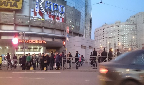 Из торгового центра «Атмсфера» на Комендантской площади в Петербурге эвакуируют посетителей