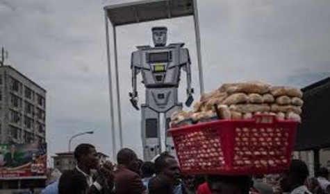 На улицах Конго стоит настоящий робот-полицейский