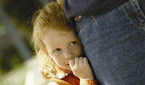 Перечислены способы, которые помогут побороть застенчивость у ребенка